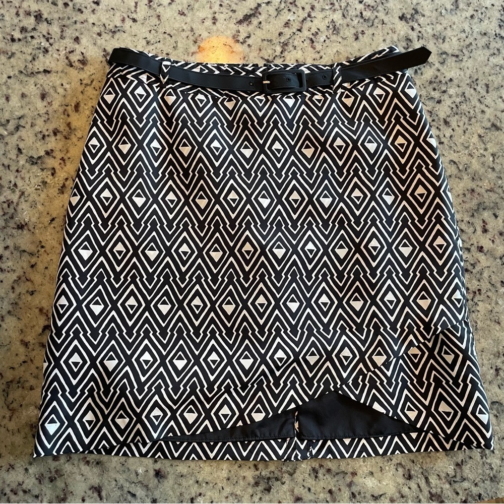 WHBM Geometric Black and White 100% silk Skirt size 6